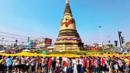 中部アユタヤで仏塔に衣を着せる新年行事 - ワイズデジタル【タイで生活する人のための情報サイト】