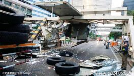 パヤタイ交差点でトラック事故　高さ制限標識に衝突 - ワイズデジタル【タイで生活する人のための情報サイト】