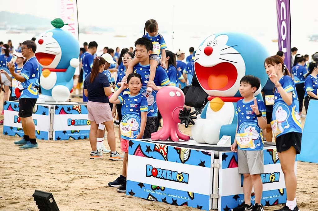 「DORAEMON RUN 2024」 パタヤビーチで開催 ー パタヤビーチで5月11日、「ドラえもん」がテーマのランニング大会「DORAEMON RUN 2024」が開催されて2000人以上が参加した。パタヤはバンコクに続き2番目の開催地で、次回はナコーンラーチャシーマーで行われる。