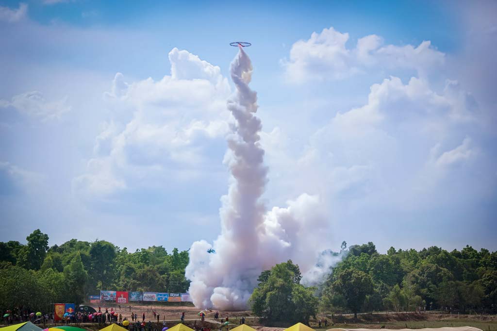 東北部で「ブン・バンファイ」開催 カーラシンでは円形ロケットも ー 東北部を中心に各地で雨乞い祭り「ブン・バンファイ」が開催された。カーラシン県では5月19日に県が主催する「円形ロケット(バンファイ・タライ)」の打ち上げ大会が開催され、国内外からの観光客で賑わっている。