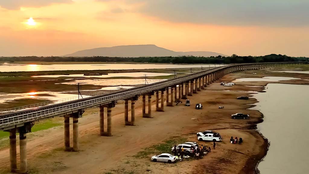 ダム湖の干ばつで「水上列車」の線路橋脚が露出 ー 中部ロッブリー県のパーサックチョンラシットダムが干ばつに見舞われている。その影響でダム湖を走る名物「水上列車」の線路橋脚が露出してしまい、珍しい光景のため観光客から注目を集めているという。