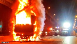 大型トレーラーが火災・全焼　ブレーキの固着で車輪に着火か - ワイズデジタル【タイで生活する人のための情報サイト】