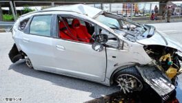 車が高架橋から転落 防護フェンスを破壊し落下 - ワイズデジタル【タイで生活する人のための情報サイト】