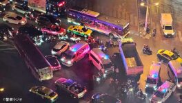 クロントゥーイ交差点で　大型トラックとバイクが衝突 - ワイズデジタル【タイで生活する人のための情報サイト】