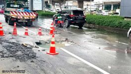 ラマ9世通りで下水道管が破裂　走行中の車が陥没箇所に落下 - ワイズデジタル【タイで生活する人のための情報サイト】