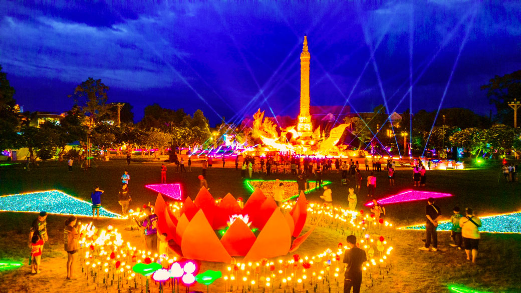 イルミネーションイベント VIJITR開催 ー 7月13日〜21日に、東北部ウボンラーチャターニー県で、夜間イルミネーション「VIJITR(ヴィジトラ)」が開催された。このイベントは観光促進を目的としており、タイ全国5地域(東北部、北部、南部、中部、東部)で順次開催される予定。