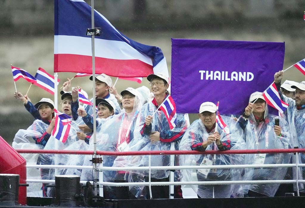 パリ五輪開会式で タイの歴代最年少選手が国旗を掲げる ー 2024パリ・オリンピック開会式が7月24日に開催された。タイからは51人の選手が出場。タイ歴代最年少(12歳)で五輪出場となったワーリーラヤー選手と、U18陸上100m世界記録保持者のプリポン選手の2人がタイの国旗を掲げた。
