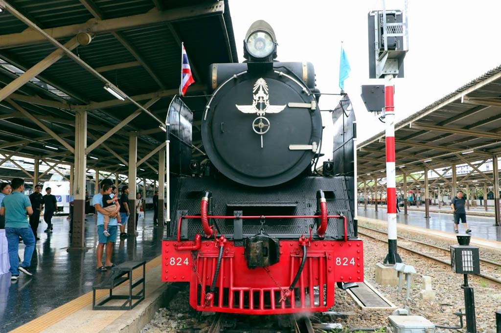王太后生誕日記念に蒸気機関車 バンコク〜チャチューンサオを運行 ー 8月12日、タイの「母の日」でシリキット王太后生誕日を記念して、タイ国鉄(SRT)は蒸気機関車による特別観光列車を運行した。使用されたのは日本製の「パシフィック型」で、バンコク駅(フアランポーン駅)〜チャチューンサオ駅間を往復してファンを魅了したとのこと。