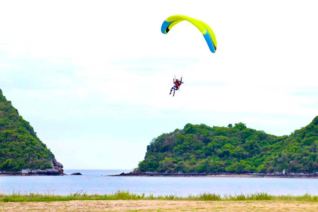 ラノーンとプラチュワップキーリーカンで 「Air Sea Land」観光スポーツ大会が開催 ー ラノーン県とプラチュワップキーリーカン県で8月10日〜12日、タイスポーツ局主催の「Air Sea Land Southern International Sports Tourism Festival 2024」が開催。スポーツ活動と観光を結びつけることを目的に、国内外から選手が集まり多彩な競技が行われた。