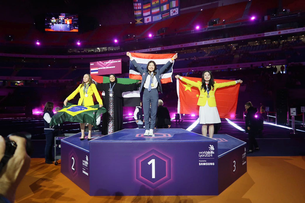 WorldSkills 2024 タイは7つのメダル獲得 ー 9月10日〜15日にフランス・リヨンで国際技能競技大会「WorldSkills 2024」が開催され、タイは22種目中19の種目に出場。ラマティボディ看護師学校所属のアリヤポン氏が「高齢者介護」の種目で金、「CNC加工」で銀を獲得するなど、合計7つのメダルを獲得した。