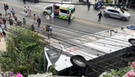 プーケットで観光バス横転 観光客ら38人が負傷 - ワイズデジタル【タイで生活する人のための情報サイト】
