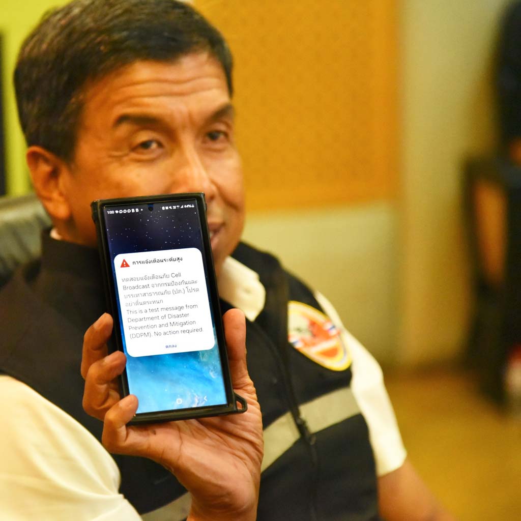 緊急警報大規模テスト無事成功 7月に正式導入を予定 ー 5月13日、タイ5都県で緊急警報システム「セルブロードキャスト」の大規模テストが実施され、無事成功を収めた。同システムは災害発生時に災害警報等がSMSで配信されるというもの。順次タイ全国でテストが行われ、今年7月までに正式導入を予定している。