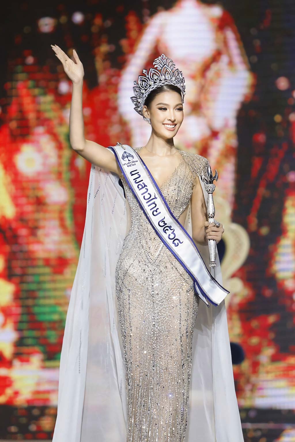 第56回ミス・タイランド決定 アユタヤ代表のムーハムさん ー 5月25日に開催された第56回ミス・タイランドの最終ラウンドで、アユタヤ県代表ムーハム=チョーティナパ・ゲーオチャルーンさん(25歳)が優勝した。14歳から広告出演などで芸能活動を開始。現在はチャンネル7に所属し、ドラマ出演の経験もあるという。