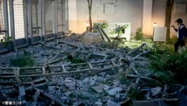 コンドの外装が崩れ　セメントプレートが落下 - ワイズデジタル【タイで生活する人のための情報サイト】