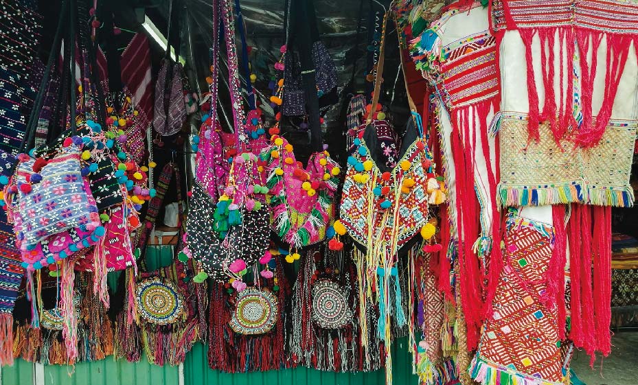 祈りを込めて記憶を刻むモン族の刺繍 ー チェンマイ・ワローロット市場近くのモン族市場では、刺繍が施されたポーチやバッグ、民族衣装などが並び、訪れる旅人を魅了している ー おしえてタイランド