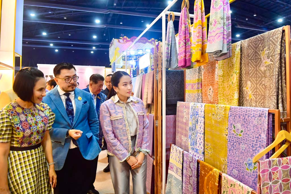 OTOP Midyear 2025 ペートンタン首相が開会式に出席 ー 6月7日〜15日、インパクト・アリーナ・ムアントンタニで開催されたOTOP(一村一品運動)フェアイベント「OTOP Midyear 2025」。タイ全土から特産品が集まる大規模イベントとして知られ、9日に行われた開会式にはペートンタン首相が出席した。