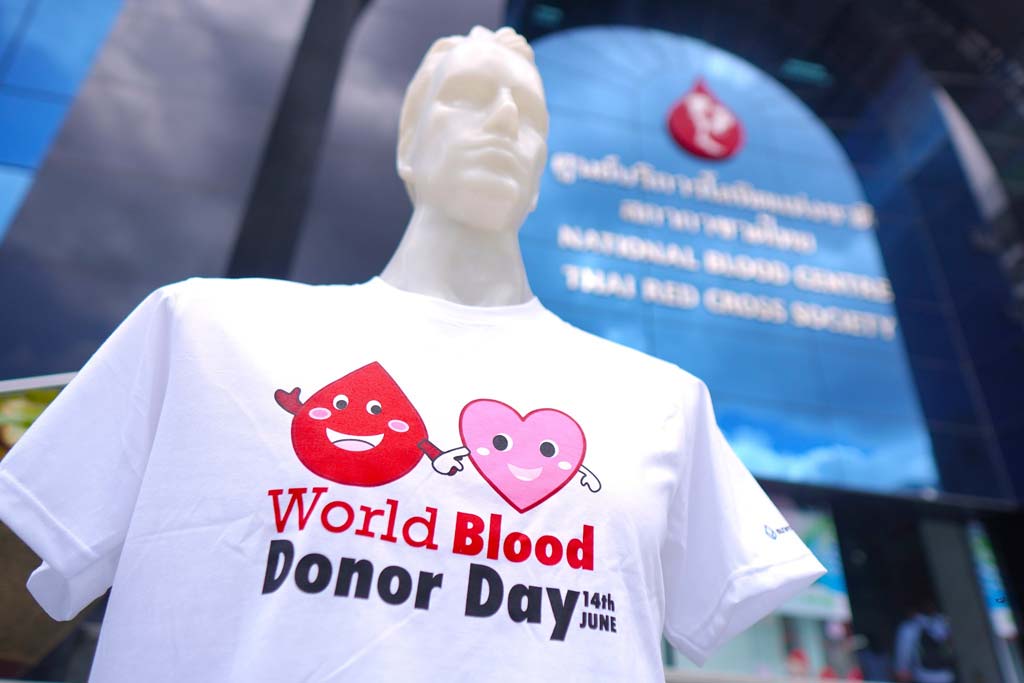 世界献血デーに合わせ 赤十字社が献血促進イベント実施 ー 毎年6月14日は世界保健機関(WHO)が定める「世界献血デー」。それに合わせタイ赤十字社が6月9日〜14日に、全国各所にある献血センターで献血を呼びかける促進イベントを実施。同期間中に献血を行った人には「世界献血デー」の記念Tシャツが贈られた。