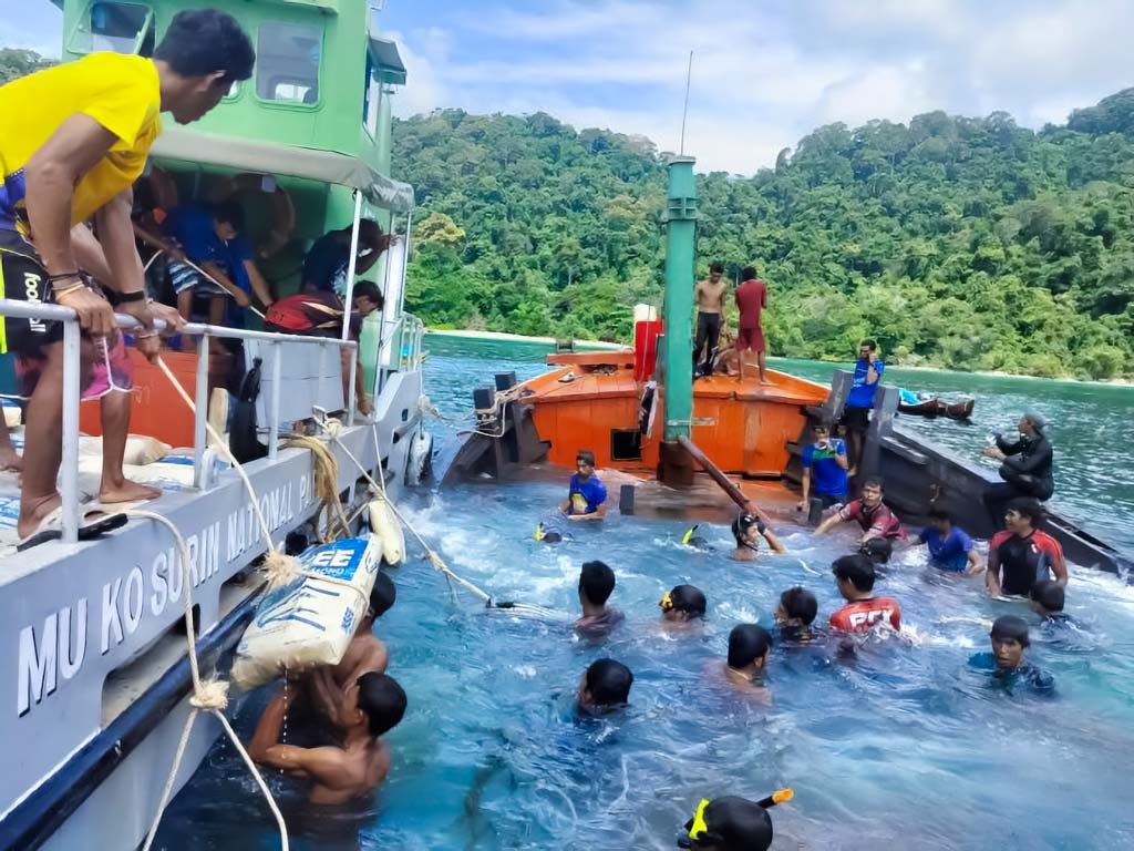 アオサンゴを守るため 座礁船の撤去作業実施 ー ミャンマー国籍の貨物船がスリン諸島国立公園のチャーク湾に座礁し、アオサンゴの群生が壊滅的な被害を受けた事故で、現場では座礁船の撤去作業が実施された。タイ国立公園・野生動物・植物保全局(DNP)は現地住民らの協力のもと、安全な地点まで船を動かす作業を進めている。