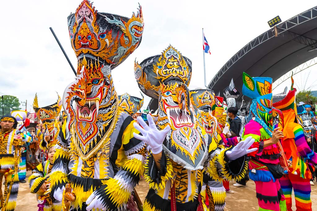 色鮮やかな精霊たちのパレード タイの奇祭「ピーターコーン祭り」 ー 6月28〜30日、ルーイ県で「ピーターコーン祭り」が開催された。仏陀の前世であるヴェッサンタラ王子(布施太子)が森での修行を経て、都へ戻る際に王子との別れを惜しんだ森の精霊たちが人に化けてついて行ったという逸話を讃えるお祭り。人々が精霊に扮した奇抜なパレードが見どころ。