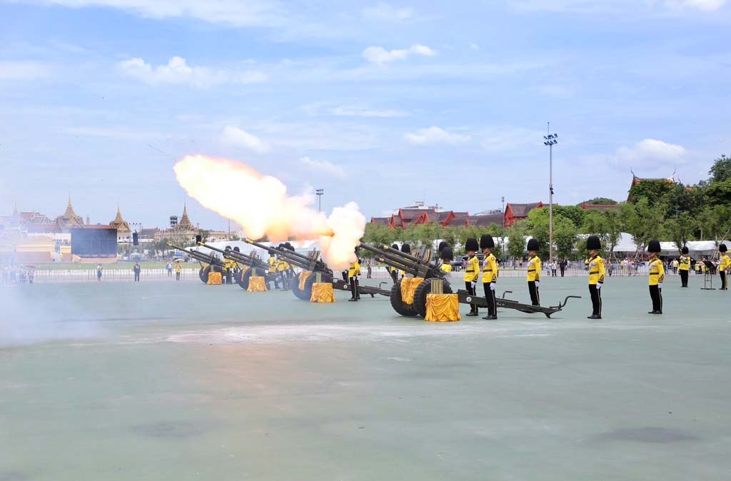 国王誕生日を祝し 陸海空軍が祝砲を放つ ー 毎年7月28日はワチラロンコン国王陛下(ラマ10世)の誕生日。同日、陸軍(第一砲兵隊)はバンコク都内にある王宮前広場(サナームルアン)で記念式を行った。記念式では国王の誕生日を祝し、タイ王国陸海空軍による21発の祝砲が放たれたという。