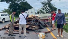 西部で輸送トラック横転事故 違法薬物が散乱し運転手逃亡 - ワイズデジタル【タイで生活する人のための情報サイト】