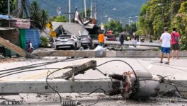 車が衝突し電柱52本倒壊 1人死亡、家屋の損壊や停電も - ワイズデジタル【タイで生活する人のための情報サイト】