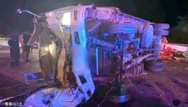 送迎バスとトレーラーが衝突 学生1人死亡、10人負傷 - ワイズデジタル【タイで生活する人のための情報サイト】