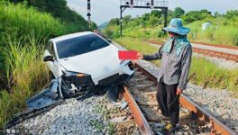 EV車が線路に落下 運転手 「ブレーキが効かなかった」 - ワイズデジタル【タイで生活する人のための情報サイト】