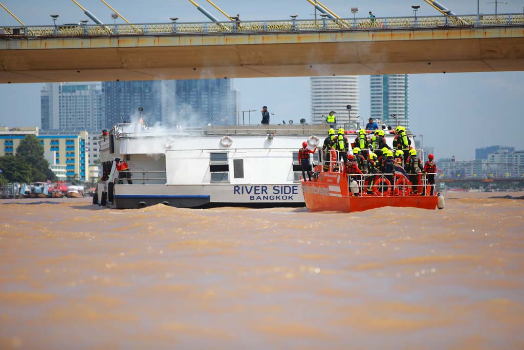 チャオプラヤー川で 船舶事故に備えた訓練実施 ー 8月29日、バンコク都ラマ8世橋付近のチャオプラヤー川で船舶事故に備えた総合演習が実施された。今回は観光船と輸送船の衝突・火災事故を想定した演習が行われ、レスキュー隊などによる水上での消火活動、人命の捜索・救助・運搬などの訓練が行われた模様。
