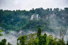 エラワン滝増水で一時閉鎖　「象の頭が割れる」現象発生 - ワイズデジタル【タイで生活する人のための情報サイト】