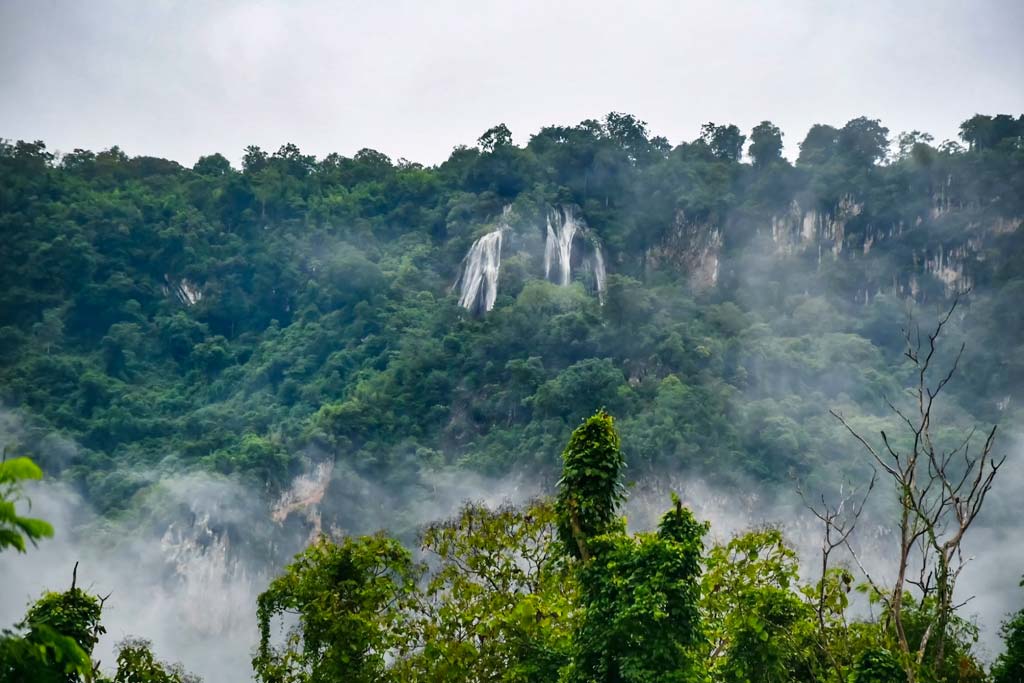 エラワン滝増水で一時閉鎖　「象の頭が割れる」現象発生 - ワイズデジタル【タイで生活する人のための情報サイト】