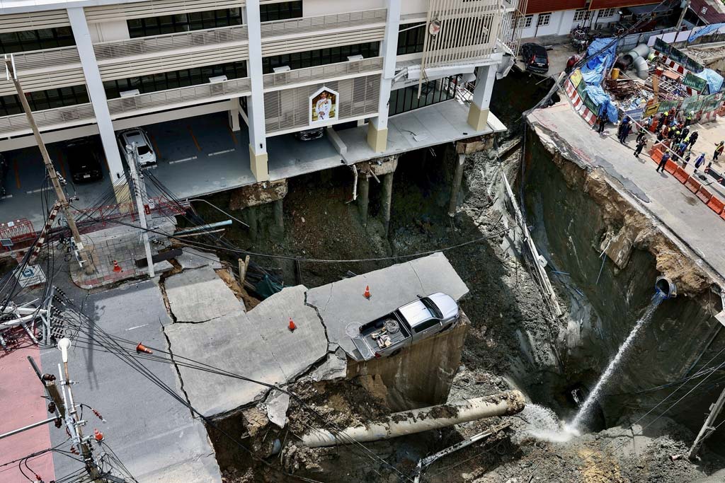 サムセーン通りで大規模陥没　深さ50mにも及ぶ陥没穴が発生 - ワイズデジタル【タイで生活する人のための情報サイト】