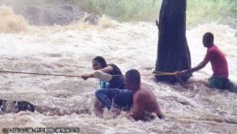 サーリカー滝で鉄砲水 逃げ遅れた観光客3人救出 - ワイズデジタル【タイで生活する人のための情報サイト】