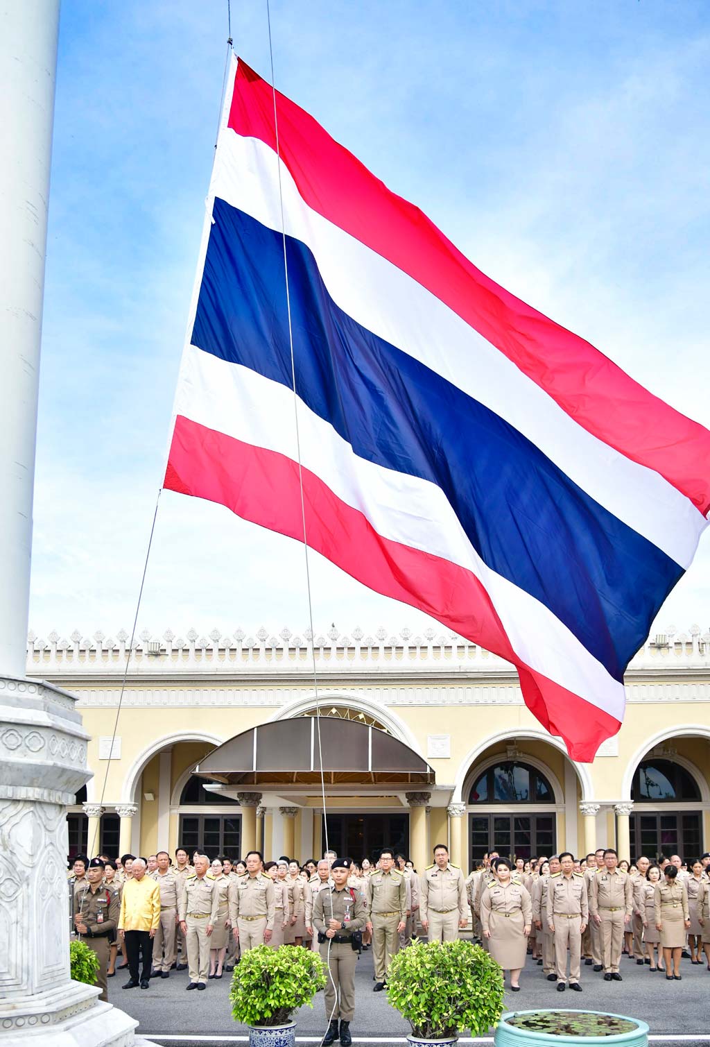 9月28日は「国旗の日」 政府庁舎で記念式実施 ー 毎年9月28日は「タイ国旗の日」。29日にアヌティン首相兼内務省大臣率いる内閣がタイ政府庁舎で記念式を実施。現在の「三色旗」は1917年9月28日から使用されており、タイ国旗誕生100周年を記念し、2017年から毎年9月28日を「タイ国旗の日」として制定した。