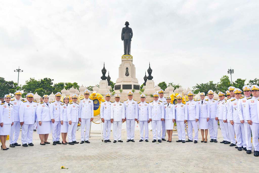 ラマ9世記念日 プミポン大王記念公園で式典 ー 10月13日は故プミポン国王の命日である「ラマ9世記念日」。同日プミポン大王記念公園のプミポン大王(ラマ9世)像広場で記念式典が開かれた。アヌティン首相兼内務省大臣率いる内閣が参列し、花輪の献花の他、記念撮影が行われたという。