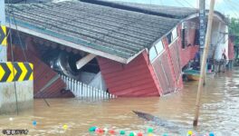貨物船が川沿いの民家に衝突 家屋3棟が倒壊し、川に沈没 - ワイズデジタル【タイで生活する人のための情報サイト】