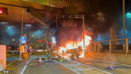 ドンムアン・トールウェイで　SUV車が横転し、激しく炎上 - ワイズデジタル【タイで生活する人のための情報サイト】