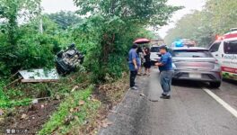 アスファルト塗装後の道路で 車8台が滑り、相次いで脱輪 - ワイズデジタル【タイで生活する人のための情報サイト】