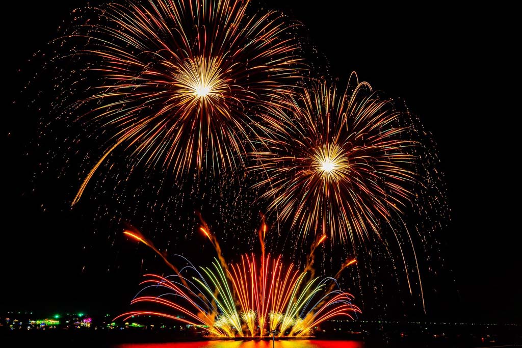 パタヤ国際花火大会2026 今年はコンセプトを変え開催 ー 11月28〜29日、パタヤ国際花火大会「Pattaya International Fireworks Festival 2025」が開催された。シリキット王太后の崩御を受け、コンセプトを「永遠の忠誠の光」に変更し実施。王太后へ捧げる特別ショーも行われた。