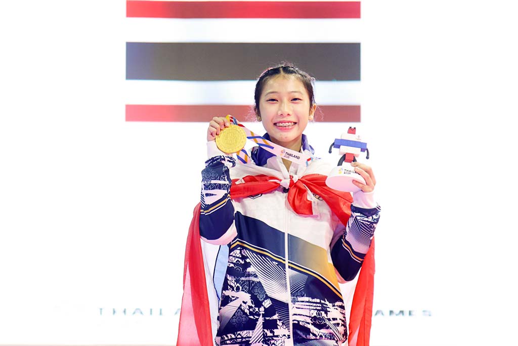 「SEA Games 2025」 金メダル第一号はテコンドー ー 12月20日に閉幕となった第33回東南アジア競技大会「SEA Games 2025」。今大会初となる金メダル第一号となったのは、「フリースタイルシングル女子テコンドー(プムセ)」のワチャラクン選手。7.9ポイントを獲得し優勝。力強いパフォーマンスで観客を魅了した。