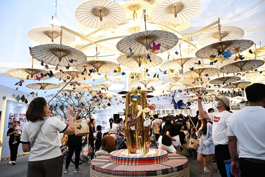 今年もルンピニ公園で開催 タイ赤十字フェア2025 ー 100年以上の歴史を持つタイの「赤十字フェア(Red Cross Fair)」が今年もルンピニ公園で開催。募金活動の他、王室プロジェクトや官民機関のブースが並び、屋台やゲーム、くじ引きなどの催しも楽しめる。フェアの収益はタイ赤十字社の活動にあてられるという。