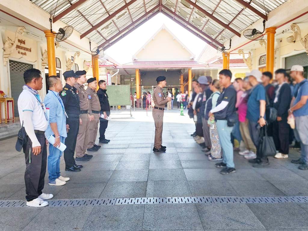 ワット・アルンでカメラマンによる迷惑行為が横行 観光警察は寺院と協力して是正に乗り出すことに… ー トピックオブタイランド