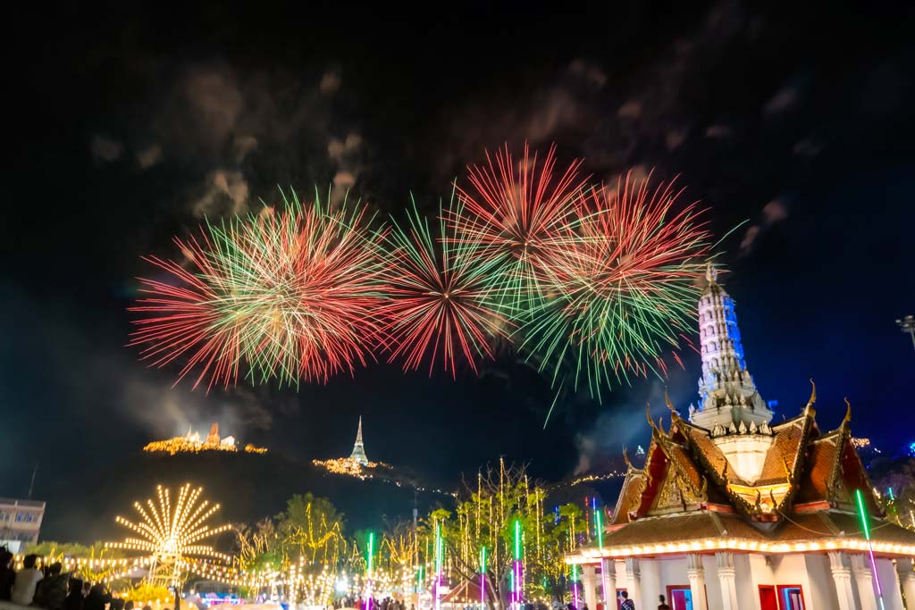 ライトアップと花火で魅了 「プラナコーンキリ祭り」開催 ー 2月20日〜1日、西部ペッブリー県プラナコーンキリ国立歴史公園で「プラナコーンキリ祭り」を開催。毎年2月下旬に行われ、見どころはライトアップされた公園と夜空を彩る光と花火による盛大なショー。期間中は公園内にフード屋台が立ち並び、地元民や観光客らで賑わいをみせた。