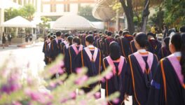 タイの大学の卒業式 - ワイズデジタル【タイで生活する人のための情報サイト】