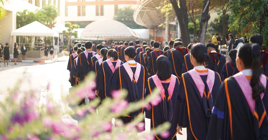 タイの大学の卒業式 ー おしえてタイランド