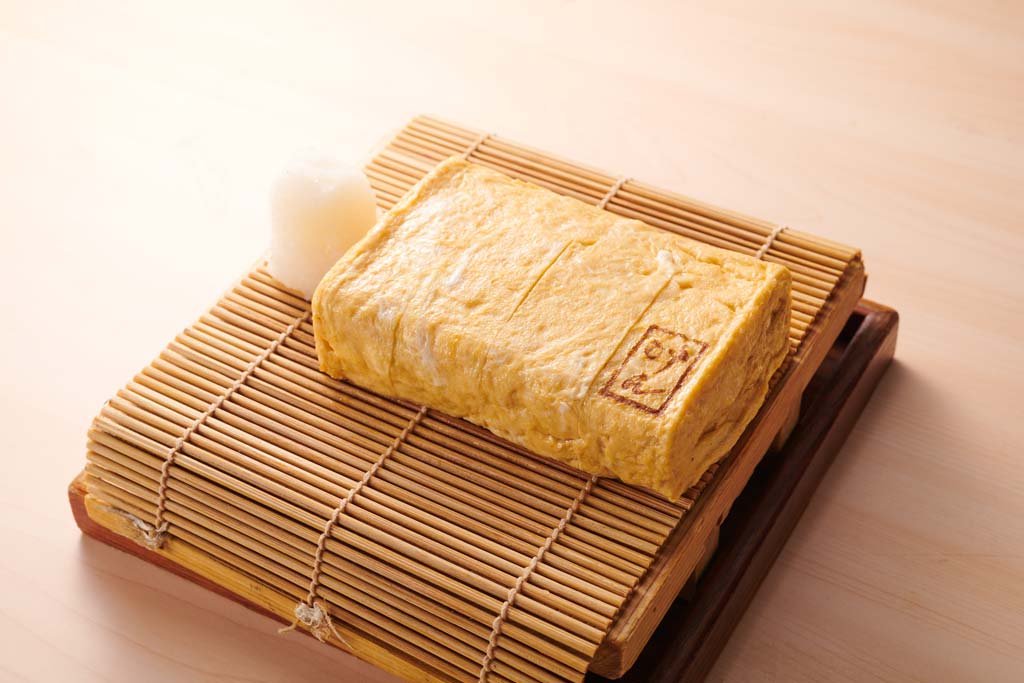 卵4個を使い、職人がふわふわに焼き上げた「だし巻き卵(180B)」