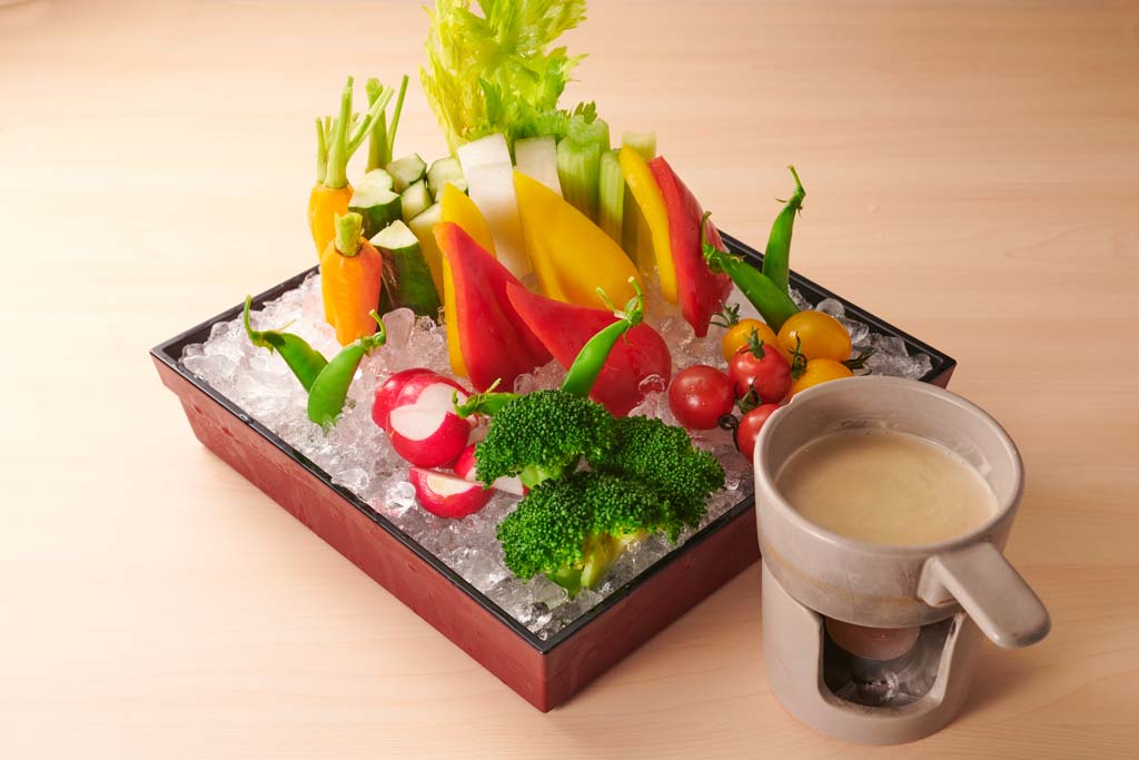 色とりどりの新鮮な野菜をたっぷり使った「スティックサラダ バーニャカウダソース(460B)」は男女問わず好評