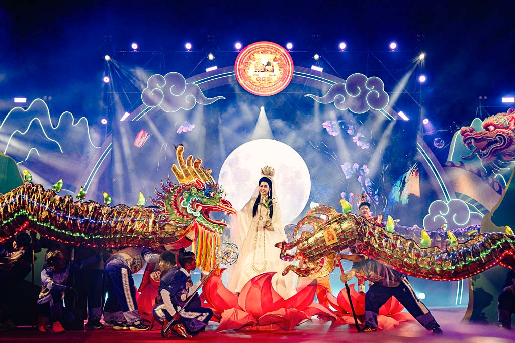 パークナムポーが赤に染まる 中国の「春節」を盛大に祝う ー 中部ナコーンサワン県パークナムポーの華系コミュニティで、春節(中国旧正月)の記念イベントが実施された。今年は2月10日〜21日まで12日間行われ、豪華絢爛なタイ・中華文化のパフォーマンス、獅子舞などを披露。開会式にはアヌティン首相(代理)兼内務省大臣も出席した。