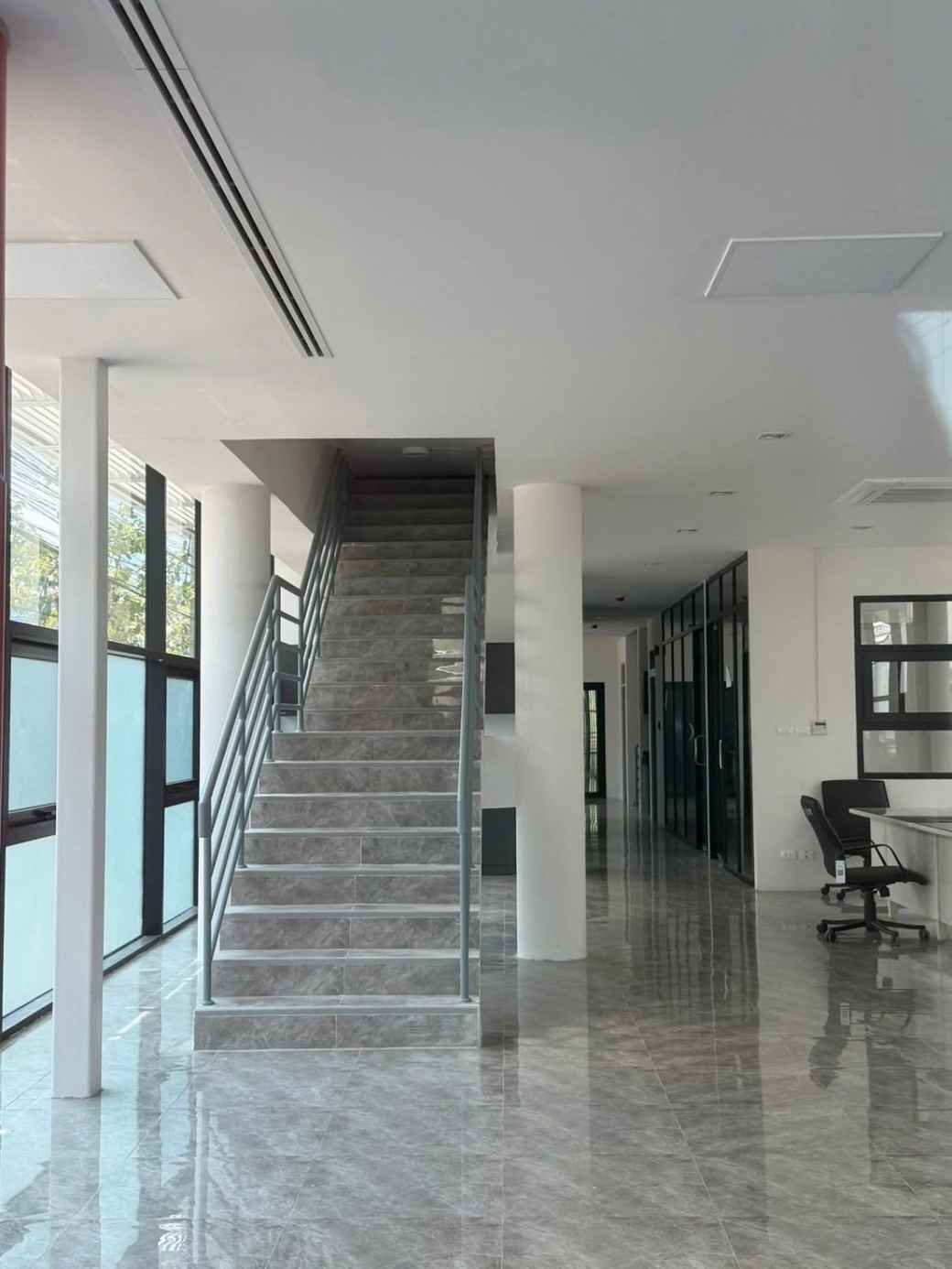 新警察署に“行き止まり階段” 不可解構造が炎上、実は仮設措置と判明