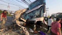 チャアムで長距離バス事故 寺院巡りの最中、乗客19人負傷 - ワイズデジタル【タイで生活する人のための情報サイト】